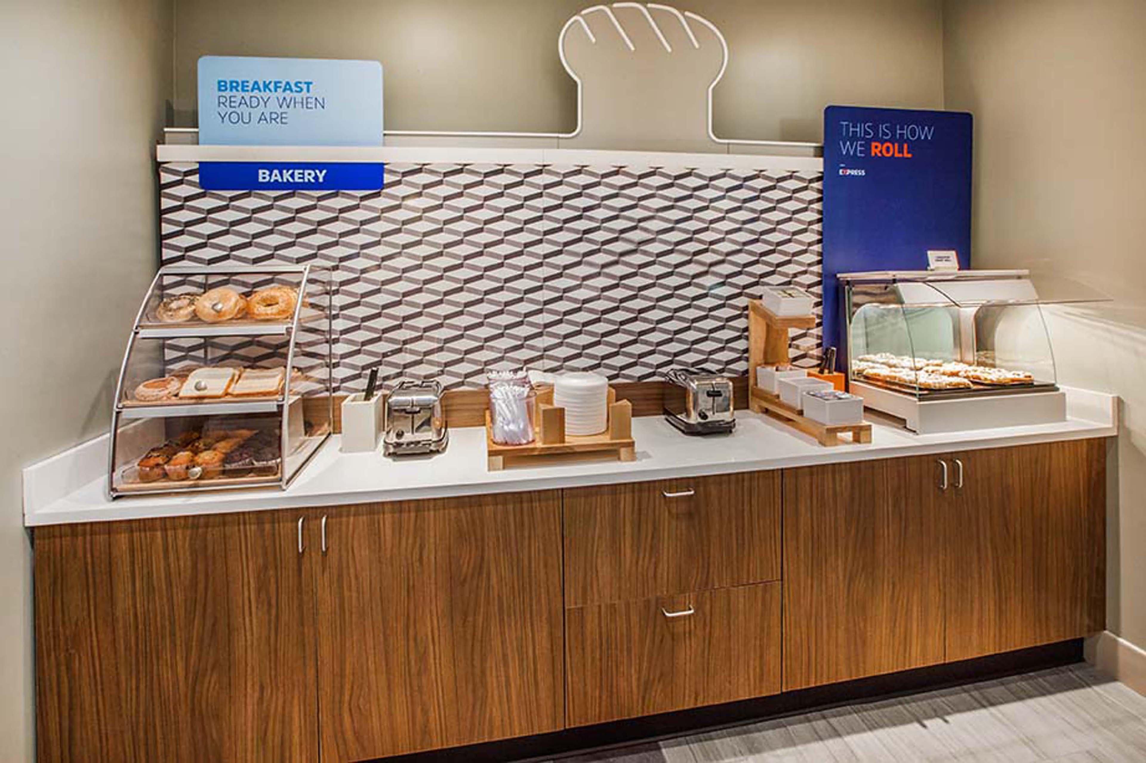 Holiday Inn Express & Suites Tulsa Midtown By Ihg Экстерьер фото