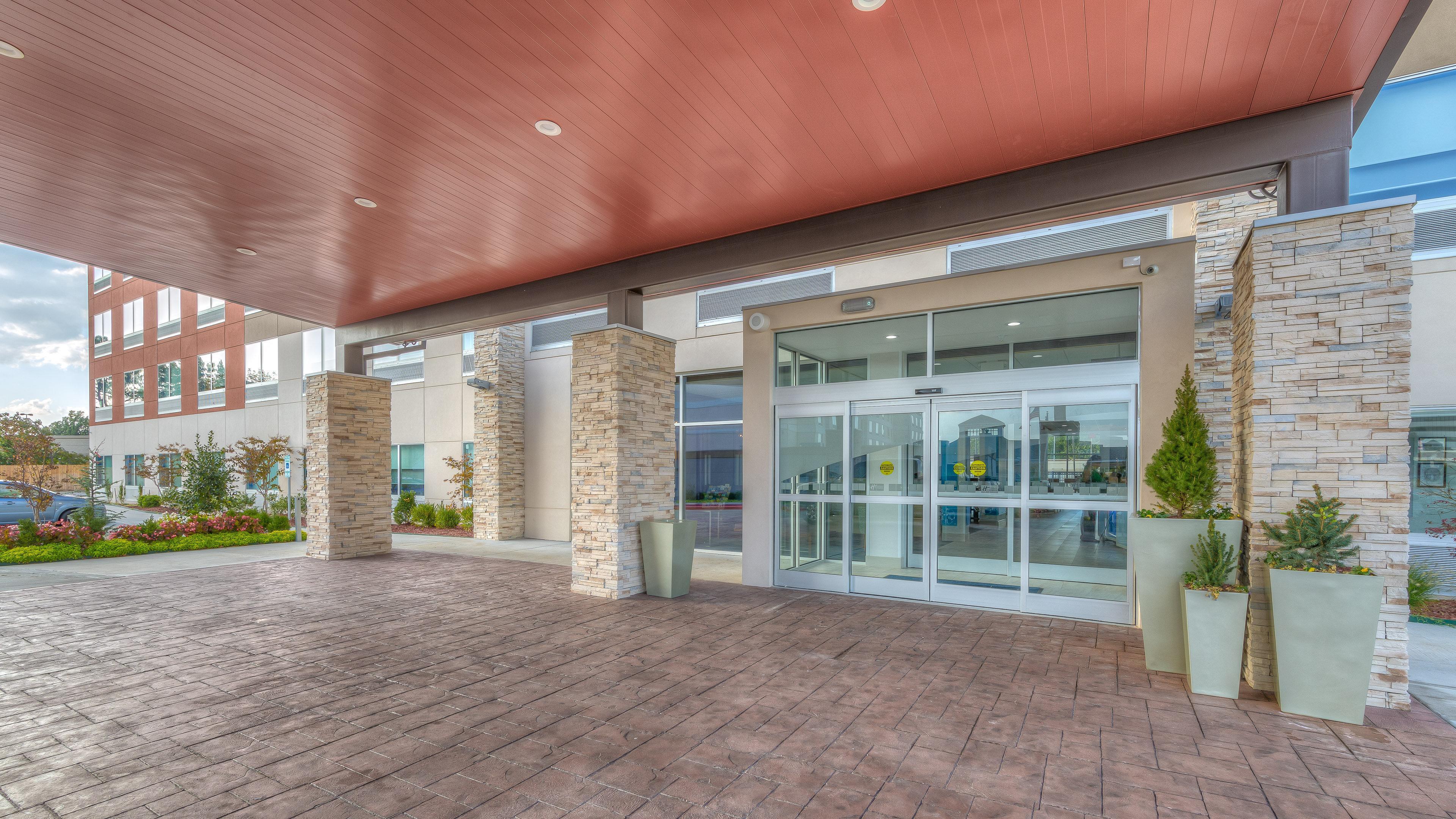 Holiday Inn Express & Suites Tulsa Midtown By Ihg Экстерьер фото