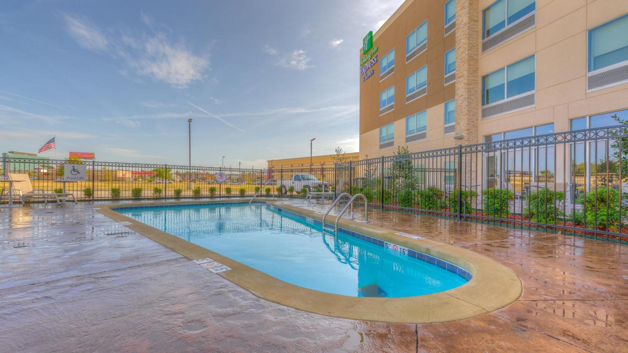 Holiday Inn Express & Suites Tulsa Midtown By Ihg Экстерьер фото
